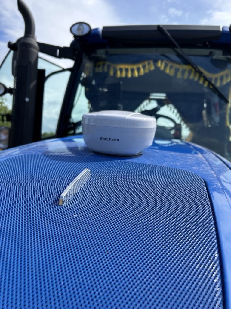 GNSS-антена на даху кабіни трактора