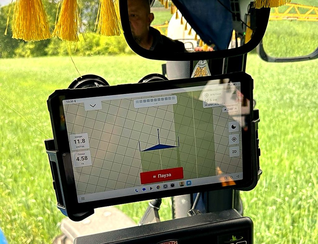 Планшет із Tractor GPS Navigator на кріпленні в кабіні